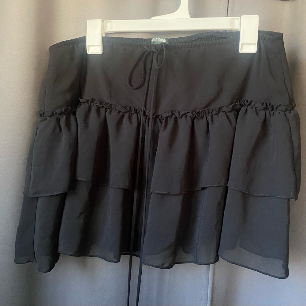 Y2K black ruffle miniskirt